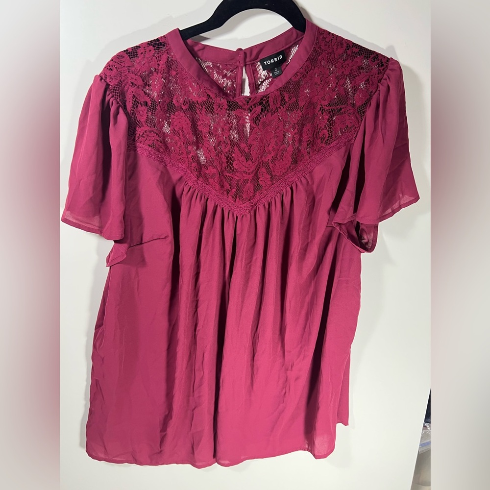 Torrid‎ Women's V-Neck Lace Overlay Blouse size 2 (Plus size 18)